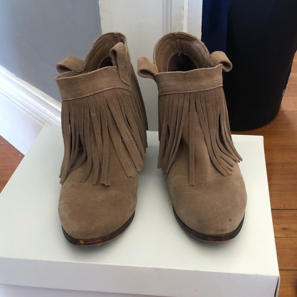 Low ankle cowgirl booties